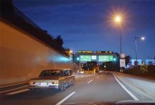 392款横屏固定位置拍摄第一视角夜晚黑夜车在城市道路上行驶视频素材